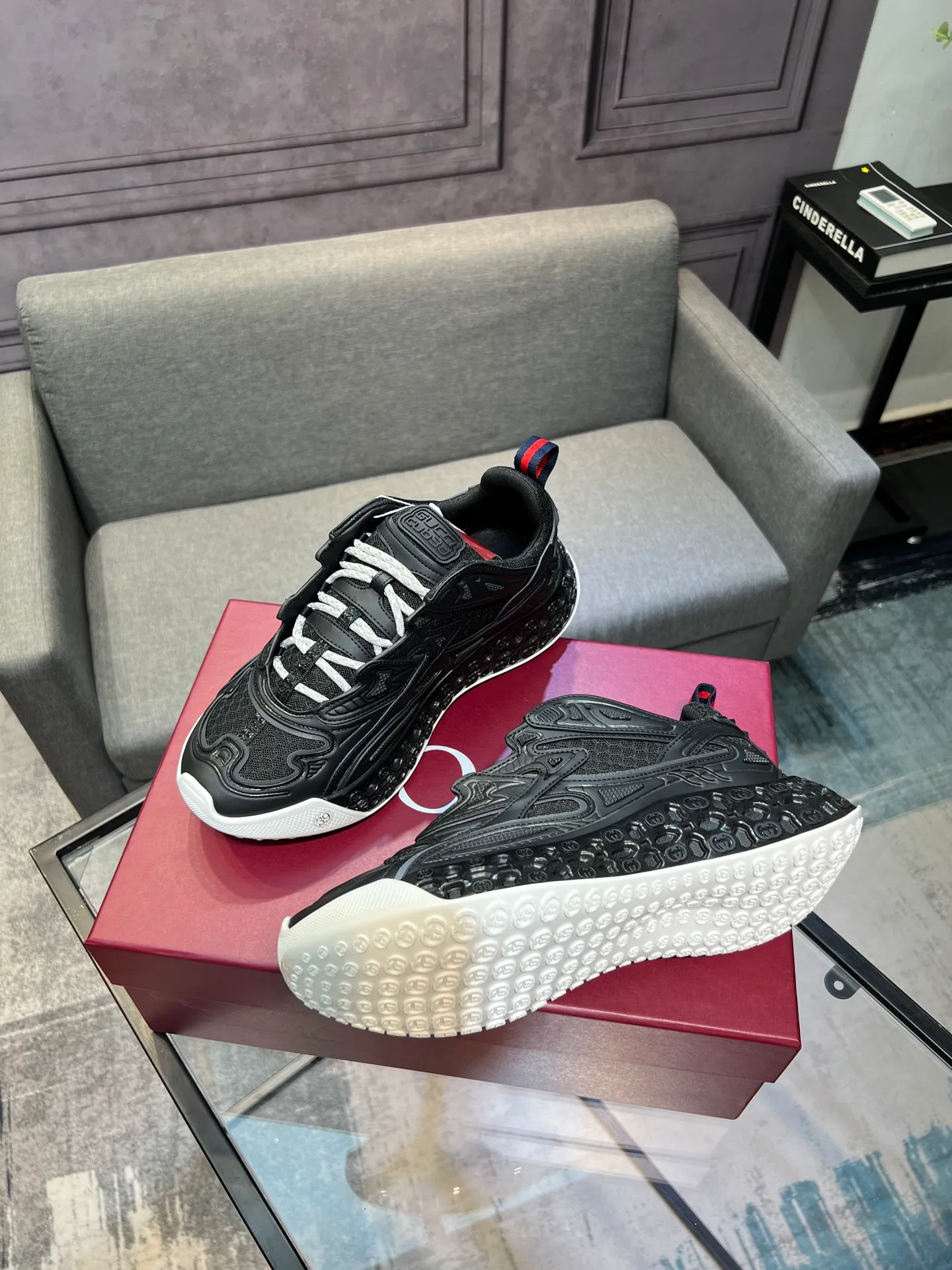 Men's Men's Shoes 💰900 Gucci Gucci 2.0 Sports Shoes Couple's Style Retro Casual Shoes Running Shoes Original Purchase, Development, Production Gucci 2.0 Sports Shoes reinterpret the brand's iconic striped webbing elements. This sneaker reinterprets the iconic details, using thick EVA soles with a smart silhouette, bringing a stable and comfortable wearing experience. Exquisite packaging at the delivery counter. Fabric: original imported cowhide + technical fabrics. Lining: original imported breathable mesh. Sole: original molded ultra-light foam rubber. Bottom thickness: 4CM. Size: 35-40 for women / 39-45 for men.